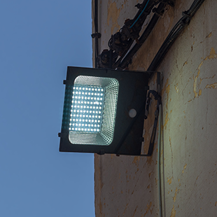 LED Flood Lights vs. Metal Halide Lights: Which is Better for Outdoor Lighting for Businesses?