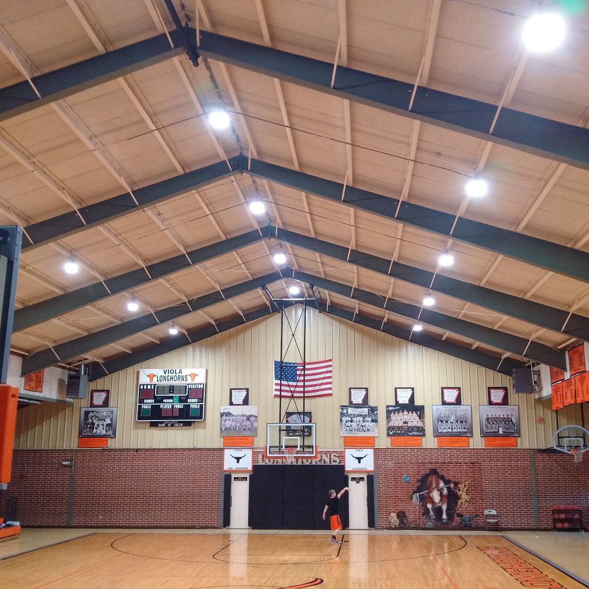 Refurbished 120W Ultra-High Lumen Dimmable High Bay lights illuminating a gymnasium basketball court from above