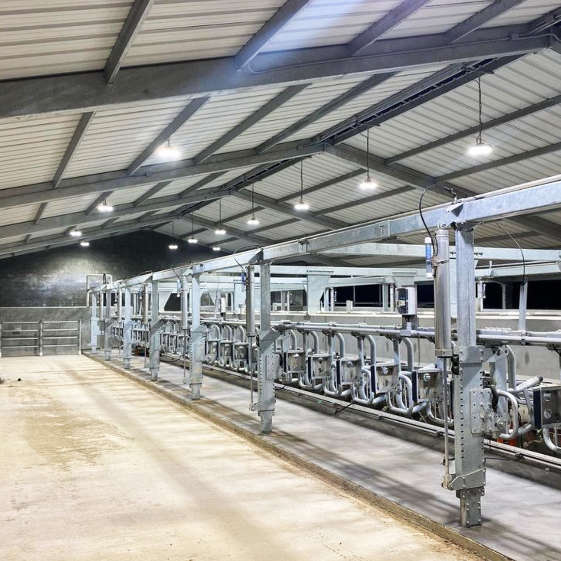 Industrial warehouse illuminated by UFO LED High Bay – 150/120/100/80W fixtures with bright energy-efficient lighting